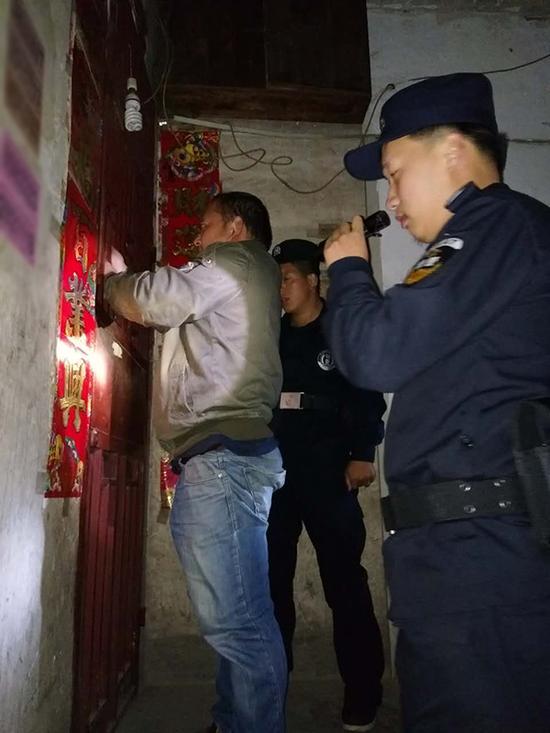 毕节地区粗心妈妈误将幼女锁家中 